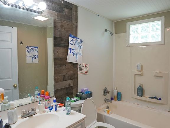 3rd image of 804 Golfview Dr