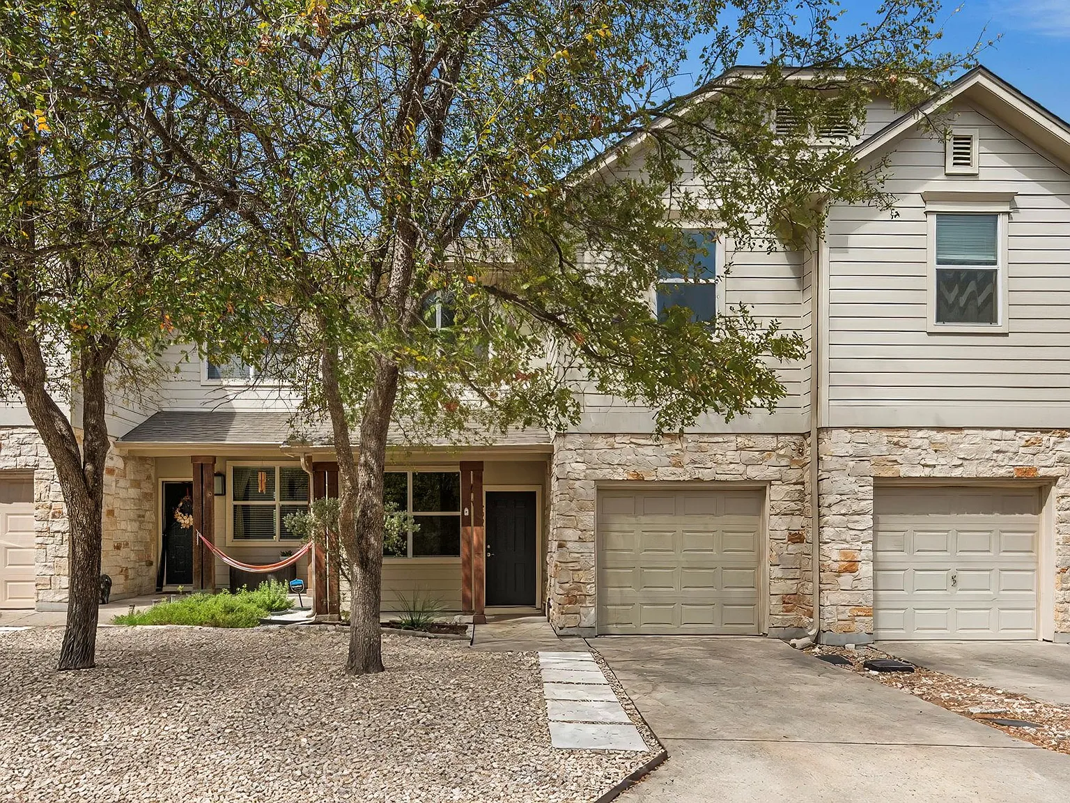 512 Eberhart Ln — Photo 2