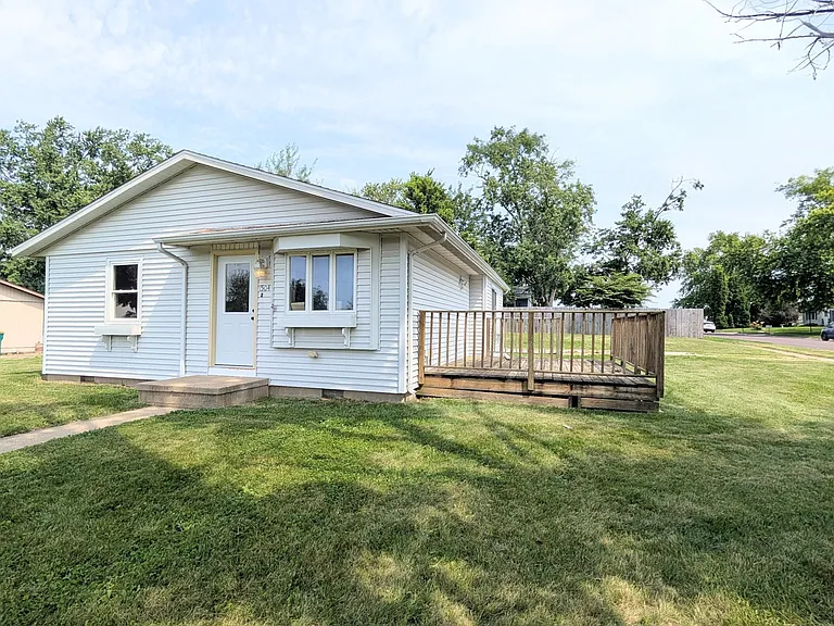 1504 Woodbine Dr — Photo 2