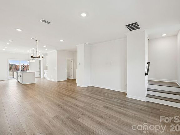 5th image of 347 Golden Maple Ct