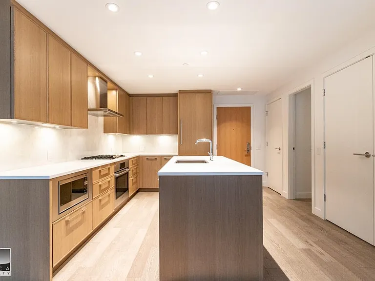 3220 Connaught Cres #305 — Photo 11