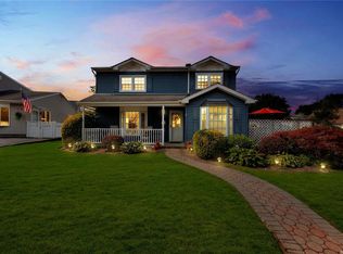 2 Baker Ln, Levittown, NY 11756