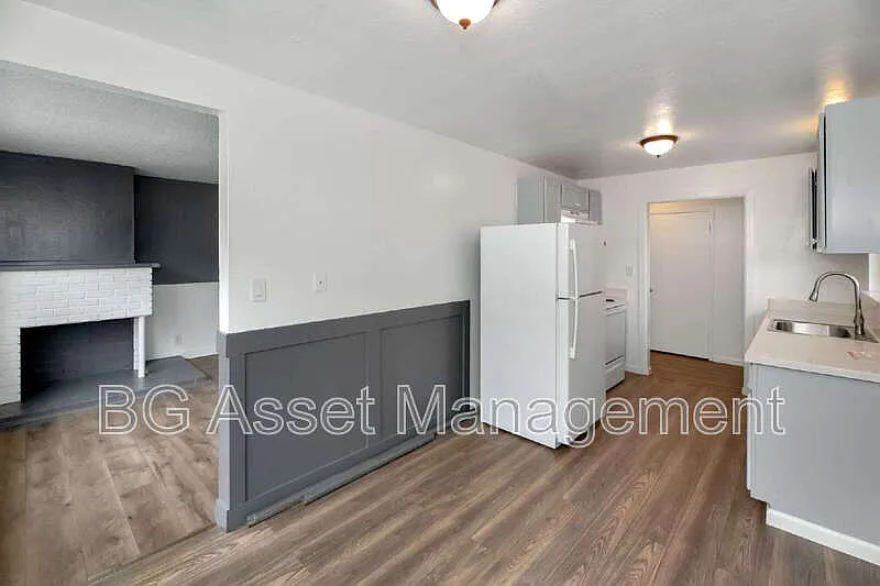 3 bed, 2.0 bath, 1040 sqft, $2,250 — Photo 3