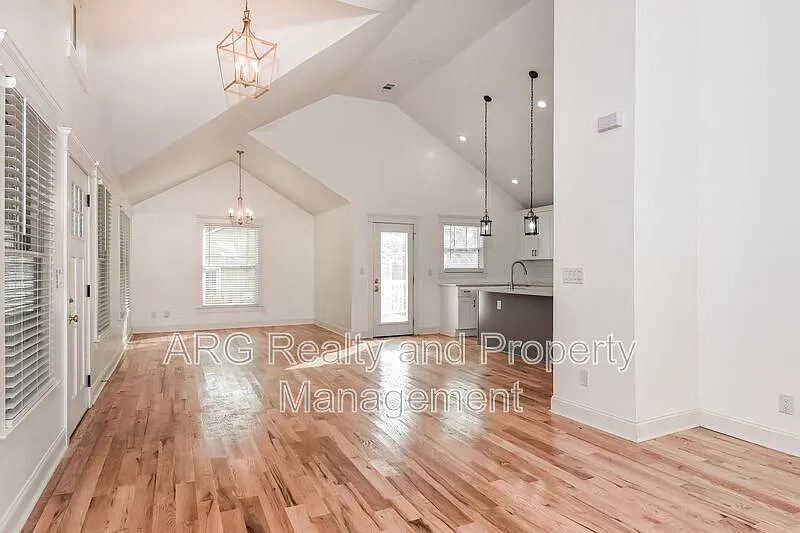 3 bed, 2.5 bath, 2131 sqft, $2,150 — Photo 3