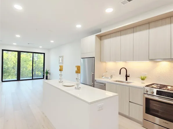 2209 S 1st St #323, Austin, TX 78704