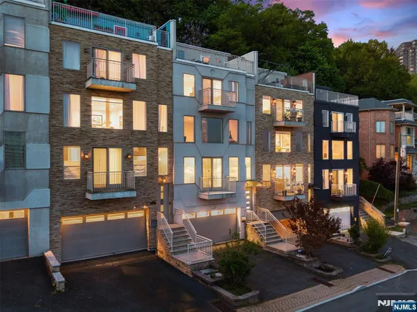 7 Oakdene Ter #7, Edgewater, NJ 07020
