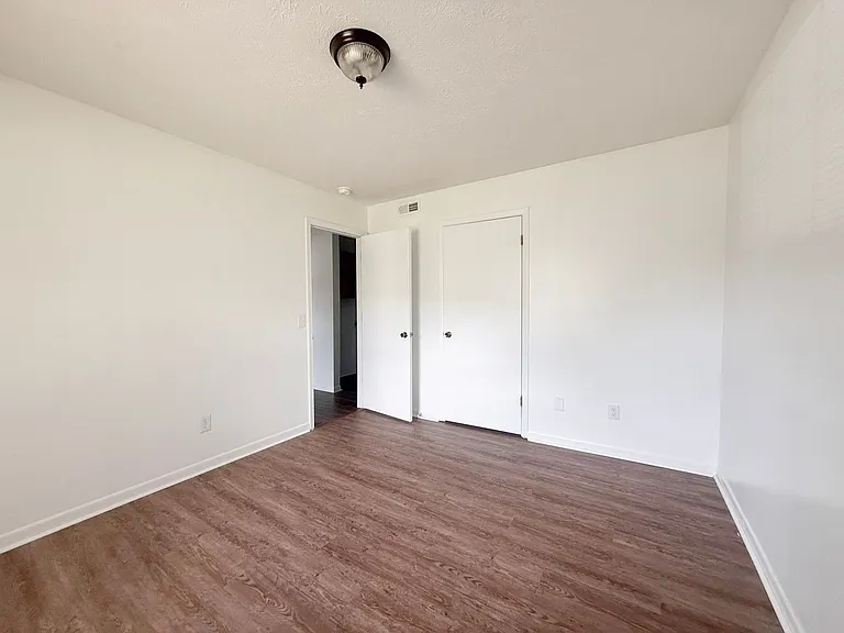 1911 N Dixie Ave — Photo 10