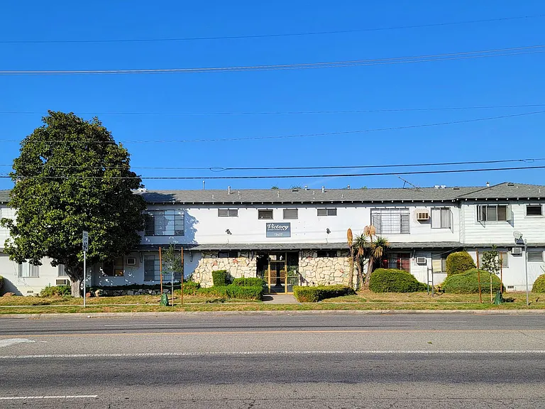 13437 Victory Blvd — Photo 10