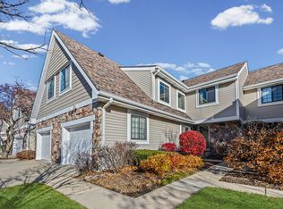 2526 Essex Dr, Northbrook, IL 60062