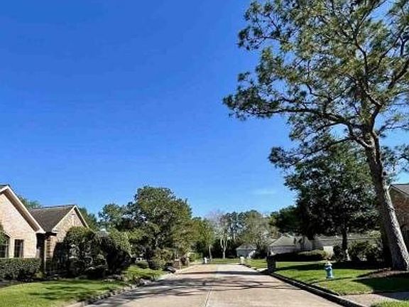 Exterior Neighborhood (street photo)