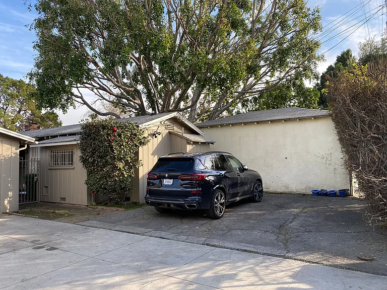 4845 1/2 Agnes Ave — Photo 2