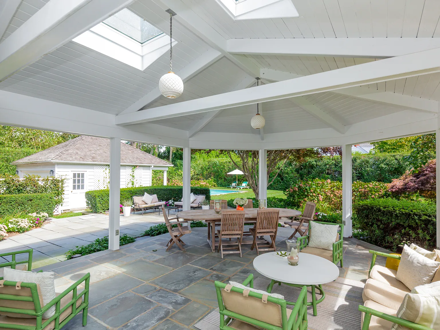 Southampton Village Privacy with Pool — Photo 2