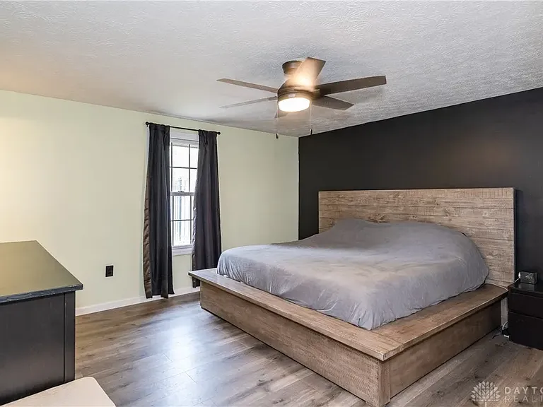 2401 Kewanna Ln — Photo 20