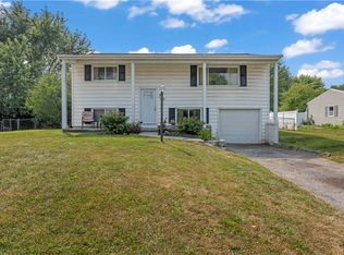 135 Strawberry Hill Rd, Rochester, NY 14623