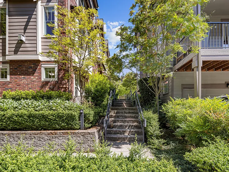 1382 Chelsea Walk NE — Photo 29