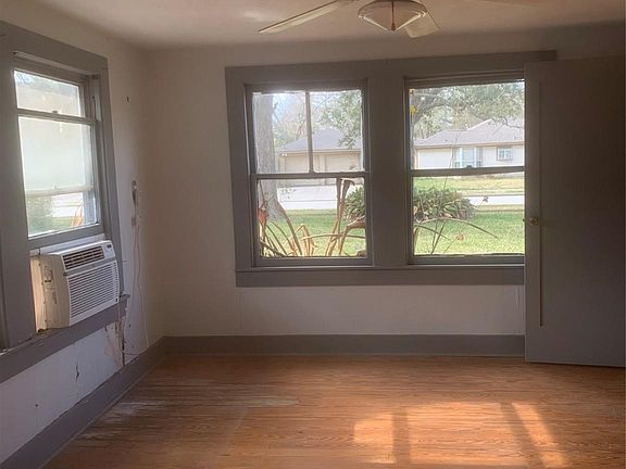3rd image of 401 Oaklawn St