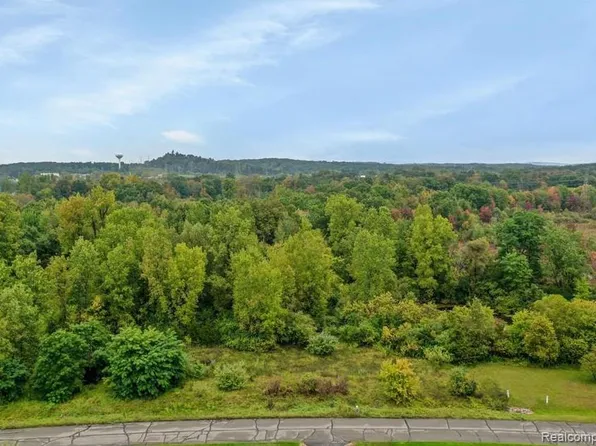 6095 Whispering Meadows Dr, White Lake, MI 48383