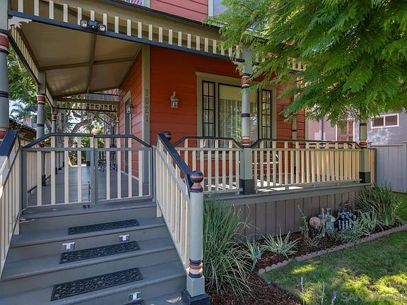 3rd image of 1021 E Ave