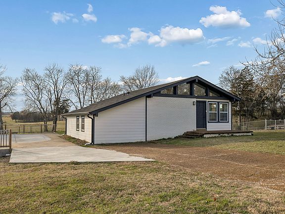 5th image of 7 Roberts Ln