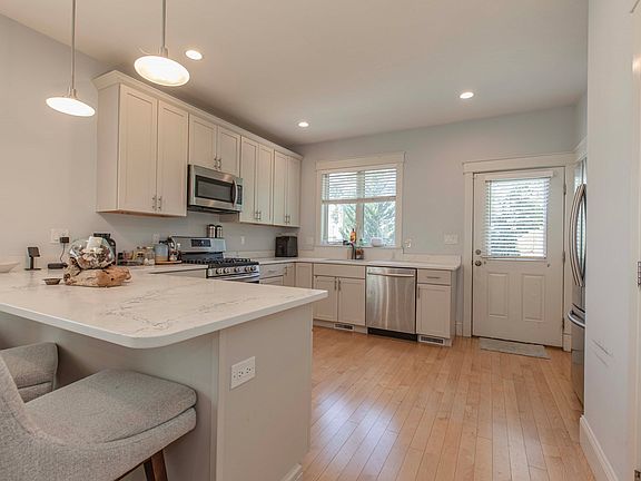 5th image of 37 Bacon St Unit 37