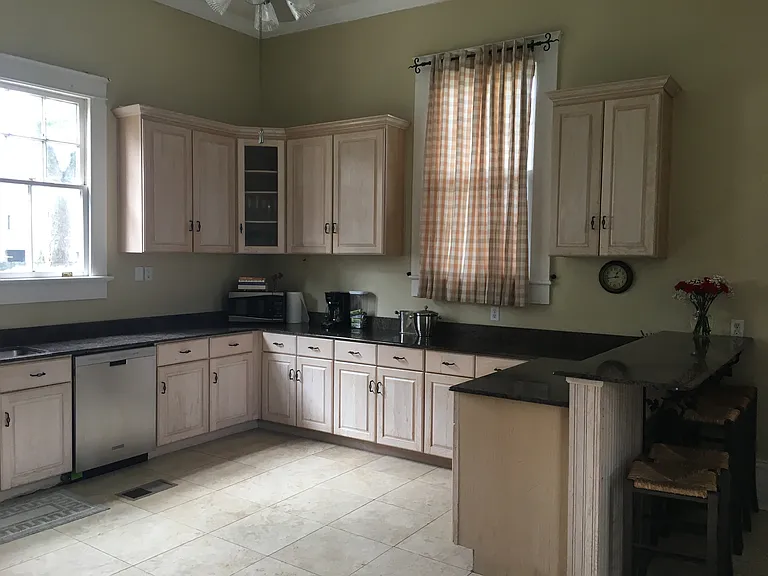 Kitchen counter/cabinet space