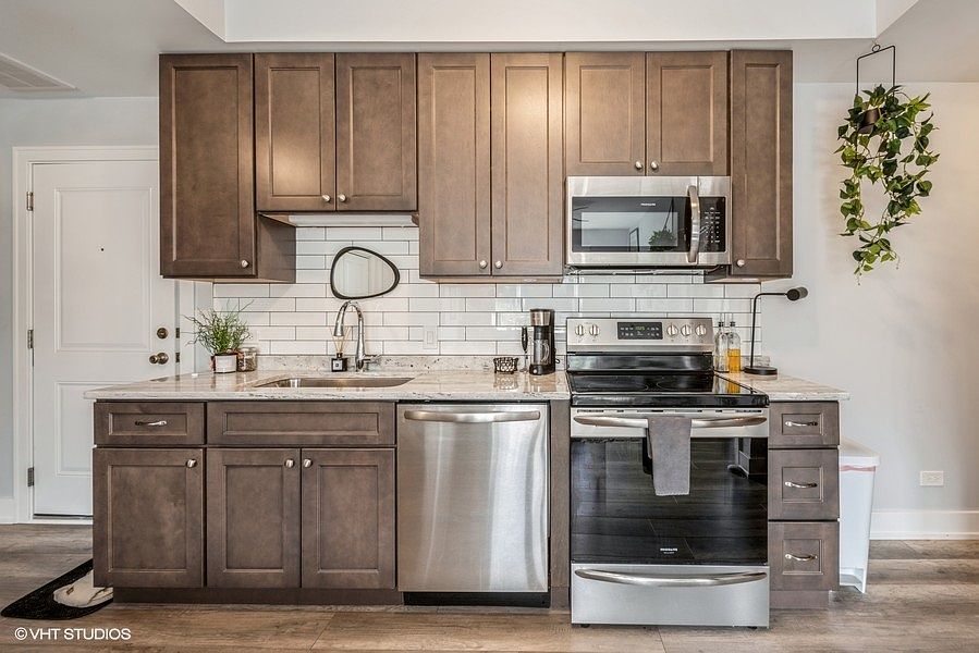 1st image of 1424 E 53rd St #305