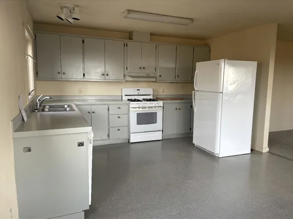 18101 Mall Cir, Chugiak, AK 99567