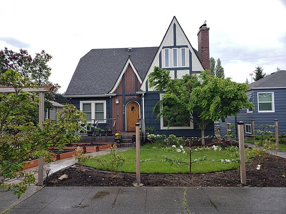 Beautiful apartment in walk-able Seattle neighborhood close to downtown. Well maintained garden with espalier apple and pear trees lining the path to the apartment.