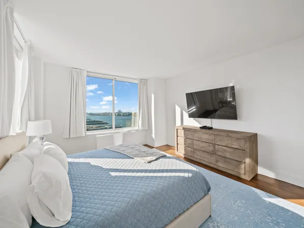 200 Riverside Boulevard image 11 of 29