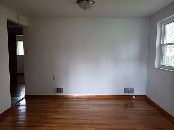 5th image of 121 Breading Ave Floor 2
