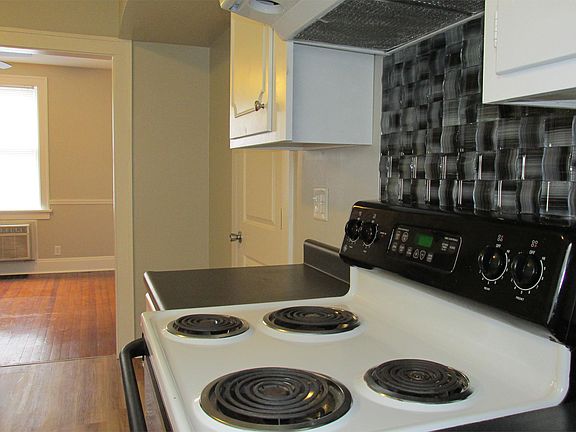 4th image of 6948 Noble Ave #1