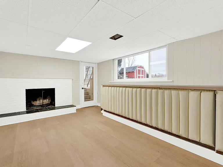 915 James K Blvd — Photo 15