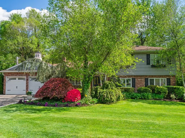 39 Bucknell Drive, Plainview, NY 11803