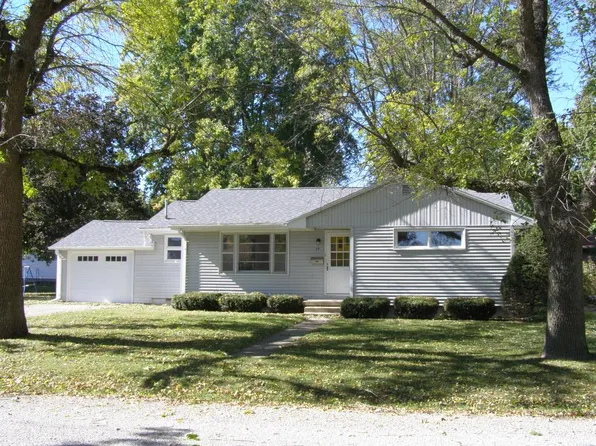 17 Parkway Dr, Sullivan, IL 61951