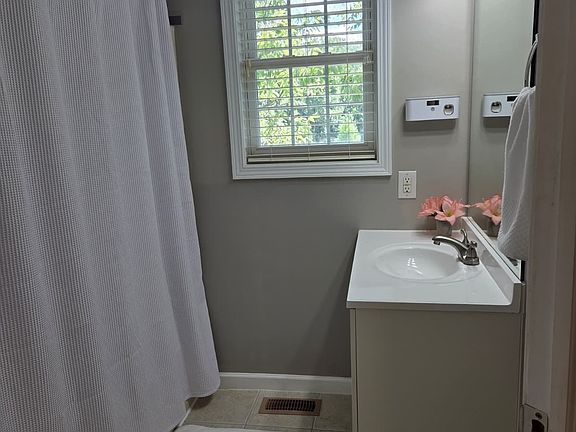Private full bathroom
Clean and modern private bathroom