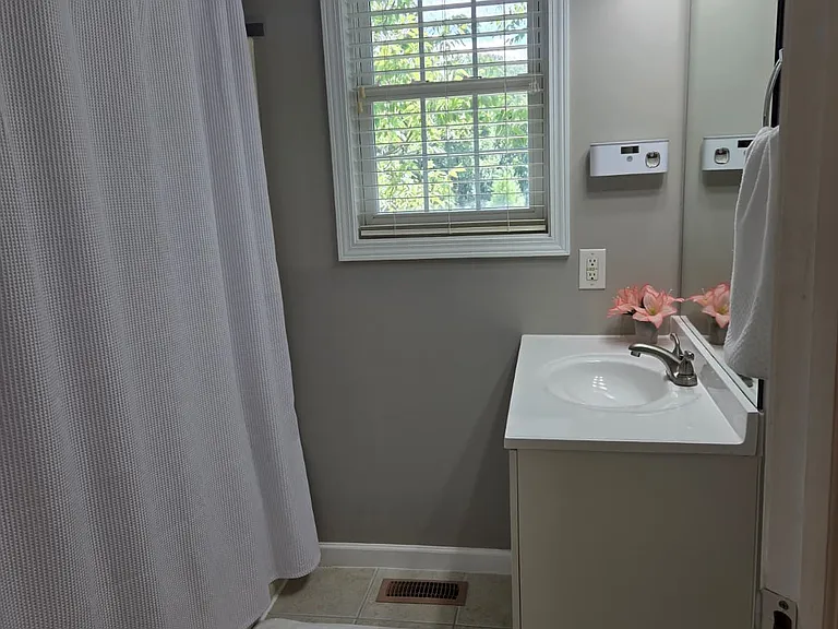 Private full bathroom
Clean and modern private bathroom
