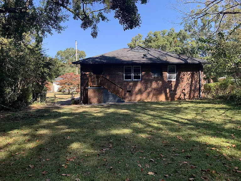 381 Sargent Dr SE — Photo 2