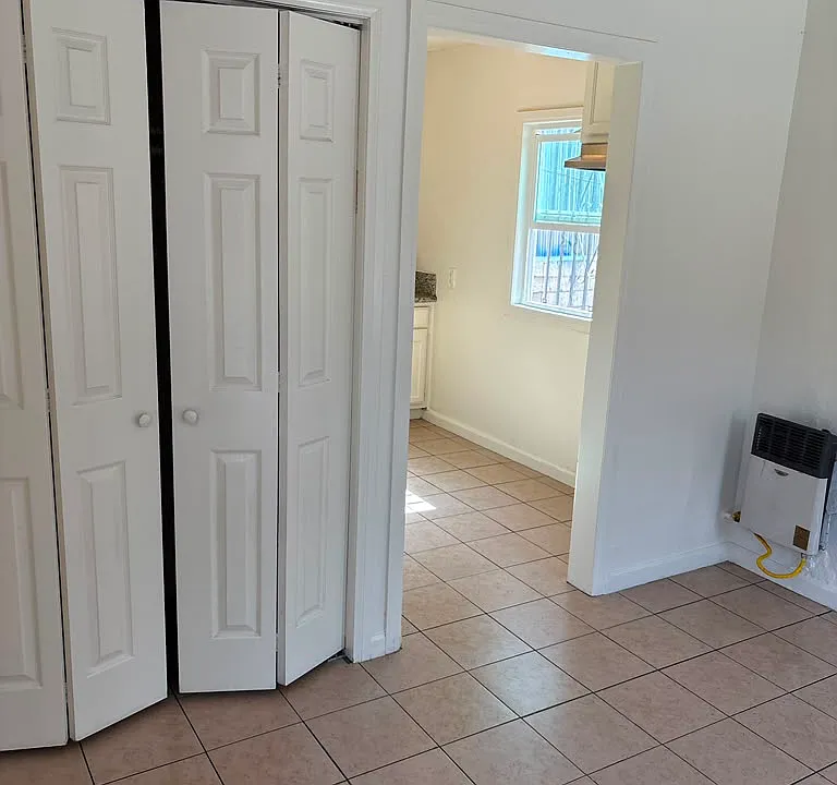 2615 N Santa Fe Ave #4