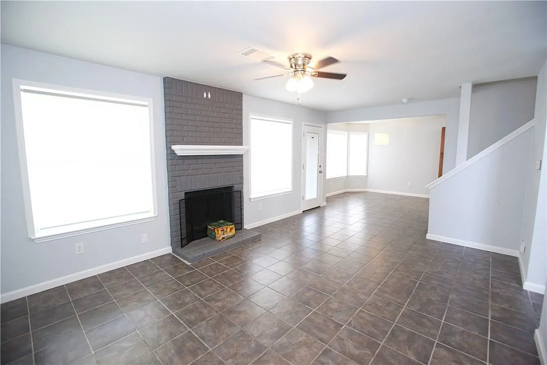 3 bed, 2.5 bath, 2212 sqft, $2,000 — Photo 2