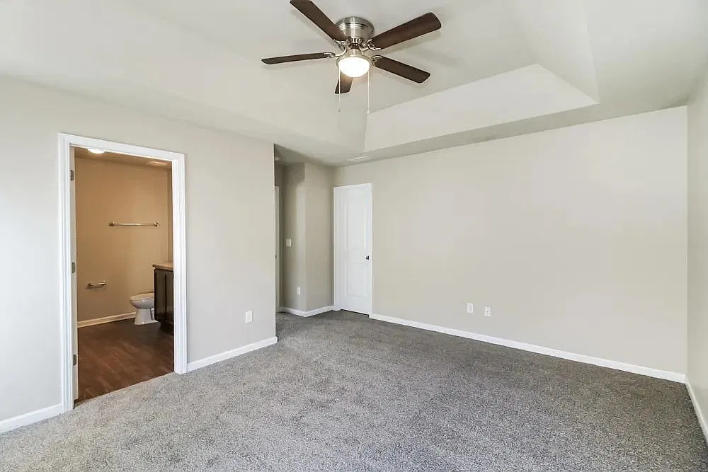 3 bed, 2.0 bath, 1660 sqft, $1,300 — Photo 2