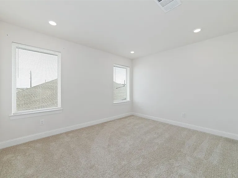 1911 Hickory Grove Ln — Photo 32