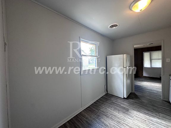 3rd image of 907 Giddings St
