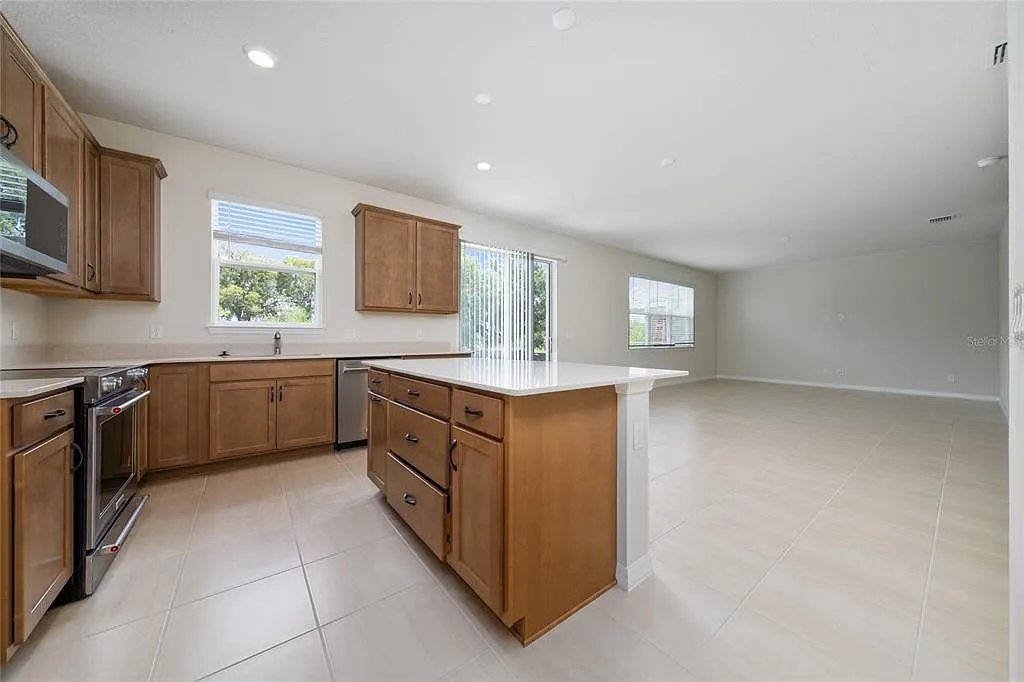 5 bed, 3.0 bath, 2386 sqft, $2,600 — Photo 2