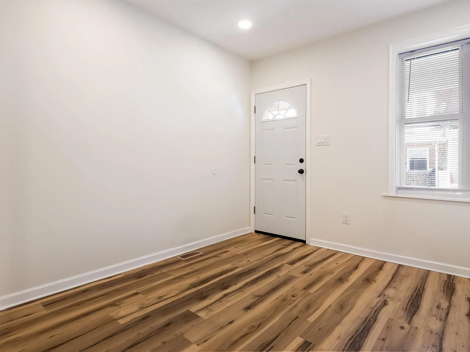 2 bed, 2.5 bath, 1628 sqft, $1,490 — Photo 3