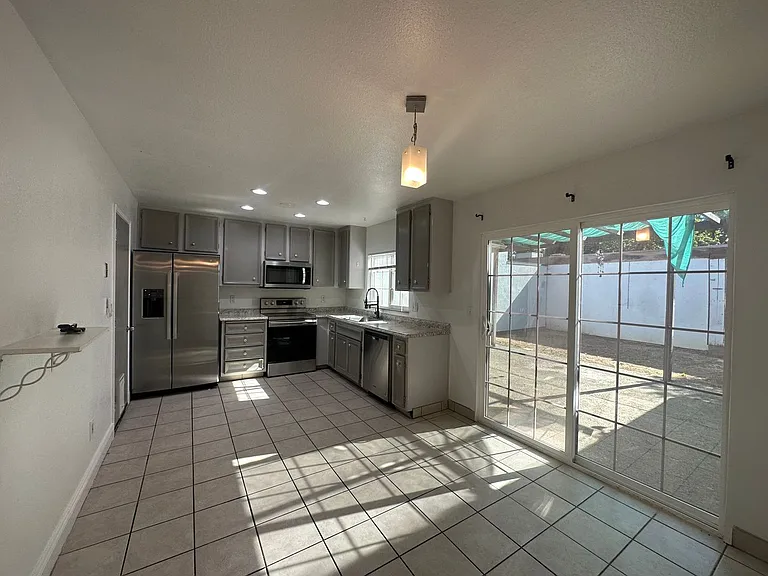 308 N Riverside Dr — Photo 5