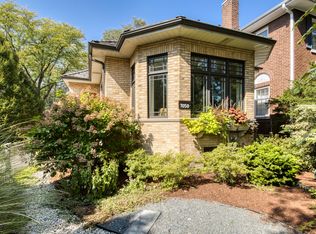 7050 N Ridge Blvd, Chicago, IL 60645