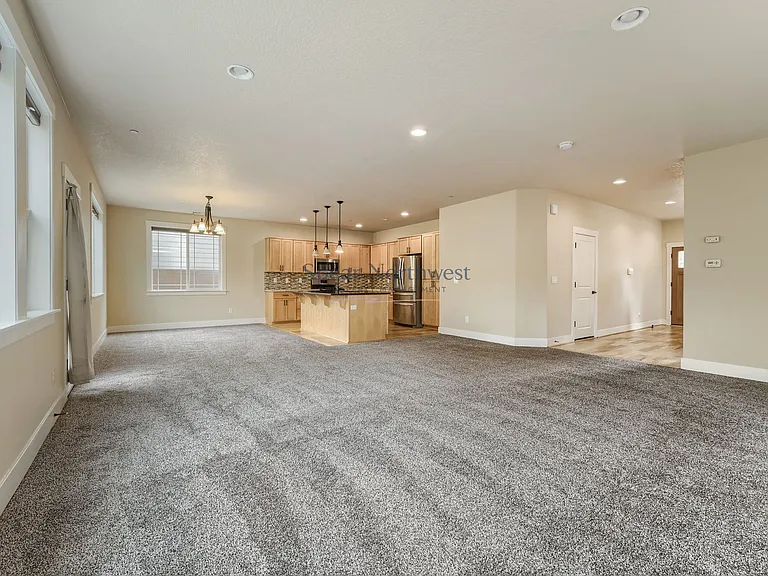552 NE 77th Ave — Photo 7