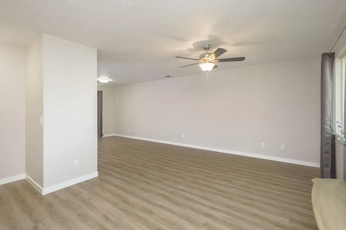Living room - 441 Sunland Dr #25