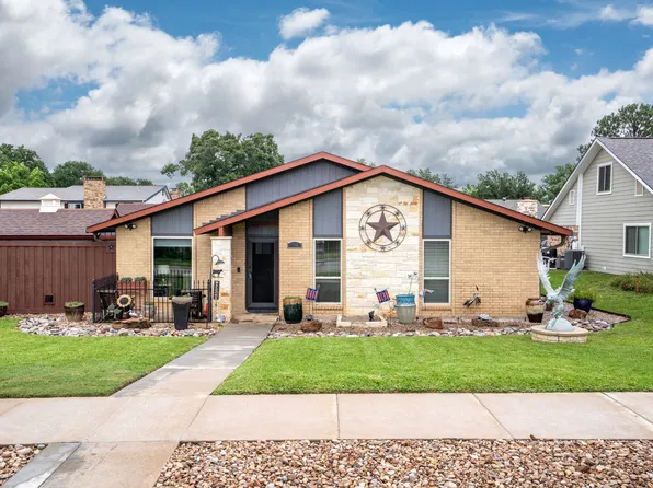 749 Mockingbird Dr, Lewisville, TX 75067