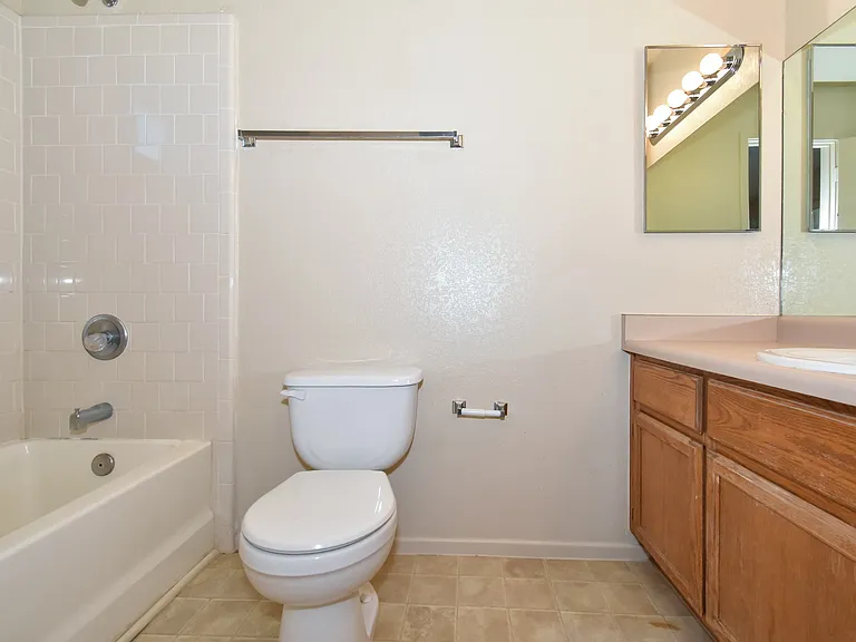 2866 S 30th Dr — Photo 19